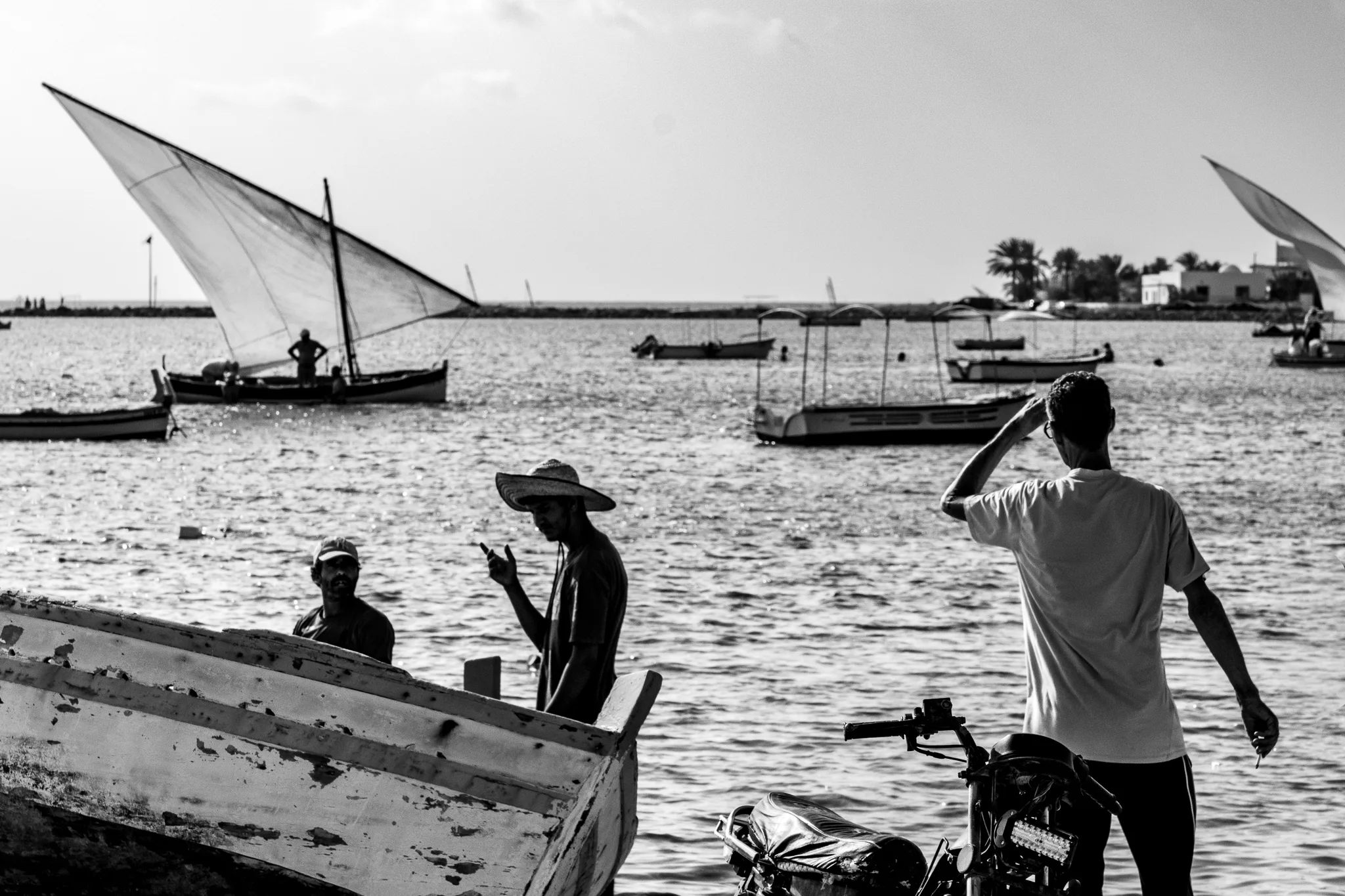Regate3 5 3 travailleurs barque feouques fond marsa acherine mobylette